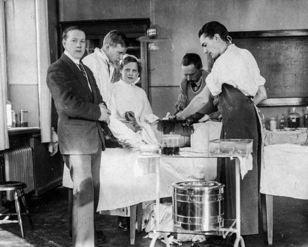 Leikkaus Punaisen Ristin sairaalassa Tampereella Johanneksen koululla sisällissodan aikana 1918. 