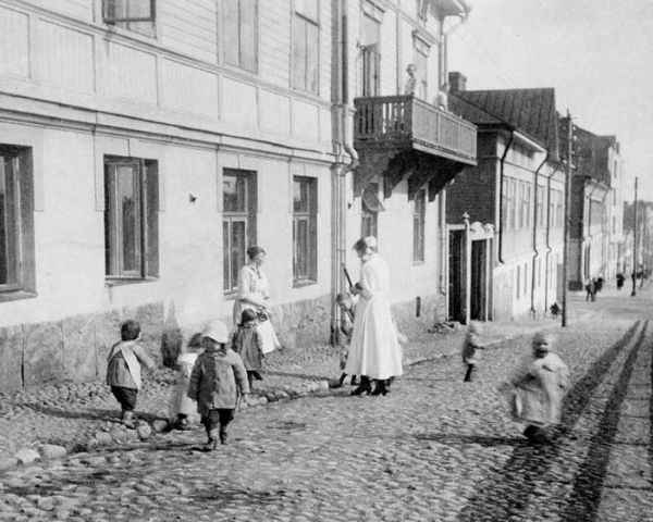 Lastenlinnan edustalla 1921 Helsingissä Toisella linjalla. (Kuva Helsingin kaupunginmuseo)