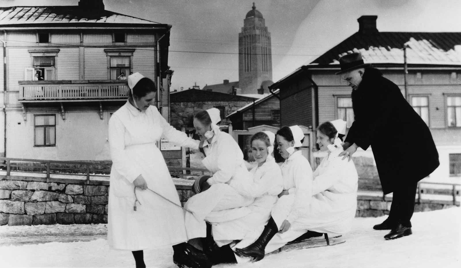 Lastenlinnan sairaanhoitajat ja Arvo Ylppö 1921