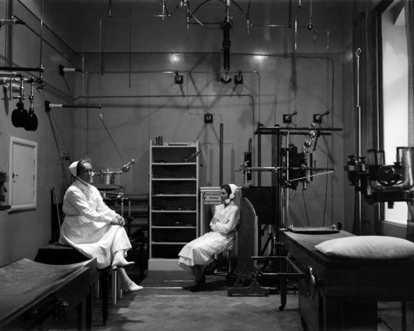 Eskelinin sairaalassa Helsingissä yli 100 vuotta sitten. (Kuva Helsingin kaupunginmuseo)