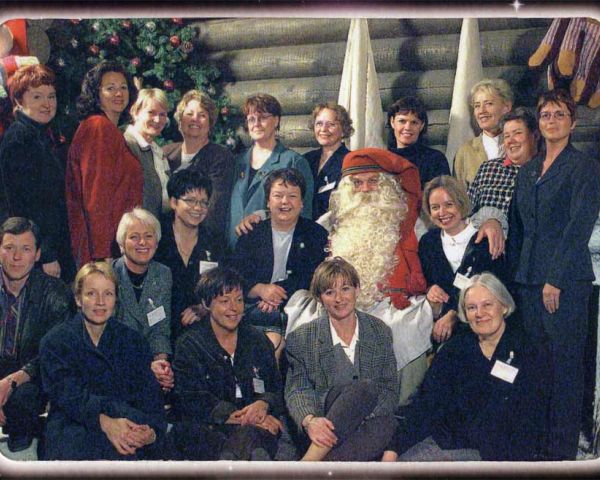 Yhdistysläisiä napapiirillä lokakuussa 1998. Mukana muiden muassa pj. Kristiina Junttila ja ex-pj. Kerstin Skogman.