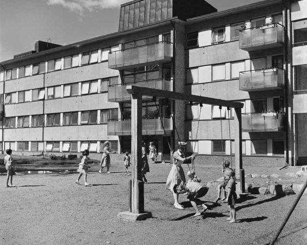 Lastenlinnan pihalla kesäkuussa 1960. (Kuvat Volker von Bonin / Helsingin kaupunginmuseo)