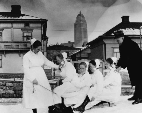 Lastenlinnan (1917–) sairaanhoitajia ja ylilääkäri Arvo Ylppö (1887–1992)