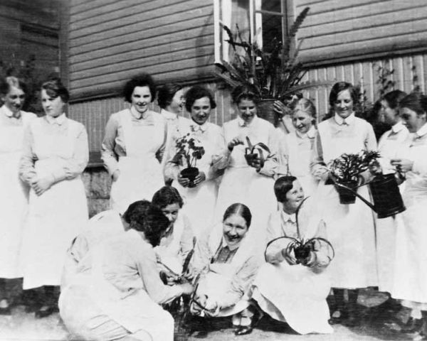 Sairaanhoitajaopiskelijat ruukkukasveineen Marian sairaalan pihalla 1928. (Kuva Helsingin kaupunginmuseo)