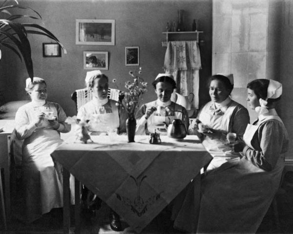 Kivelän sairaalassa kahvitauolla yli sata vuotta sitten. (Kuva Helsingin kaupunginmuseo)